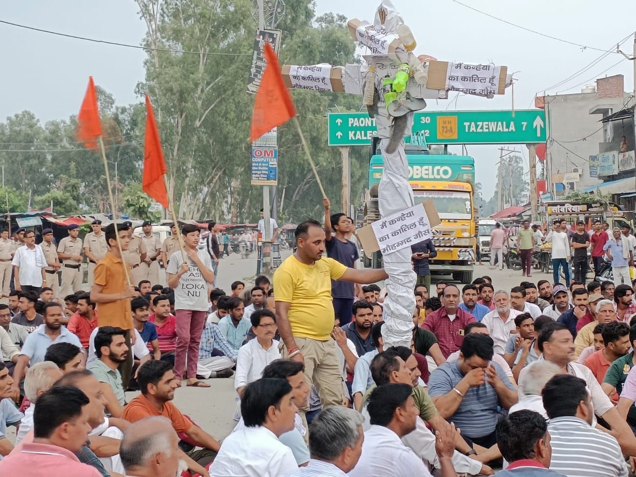 People of Hindu organizations sitting on the highway read Hanuman Chalisa