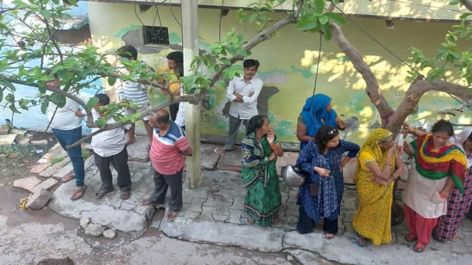 husband wife and eight year daughter suicide in agra dead bodies found hanging in room