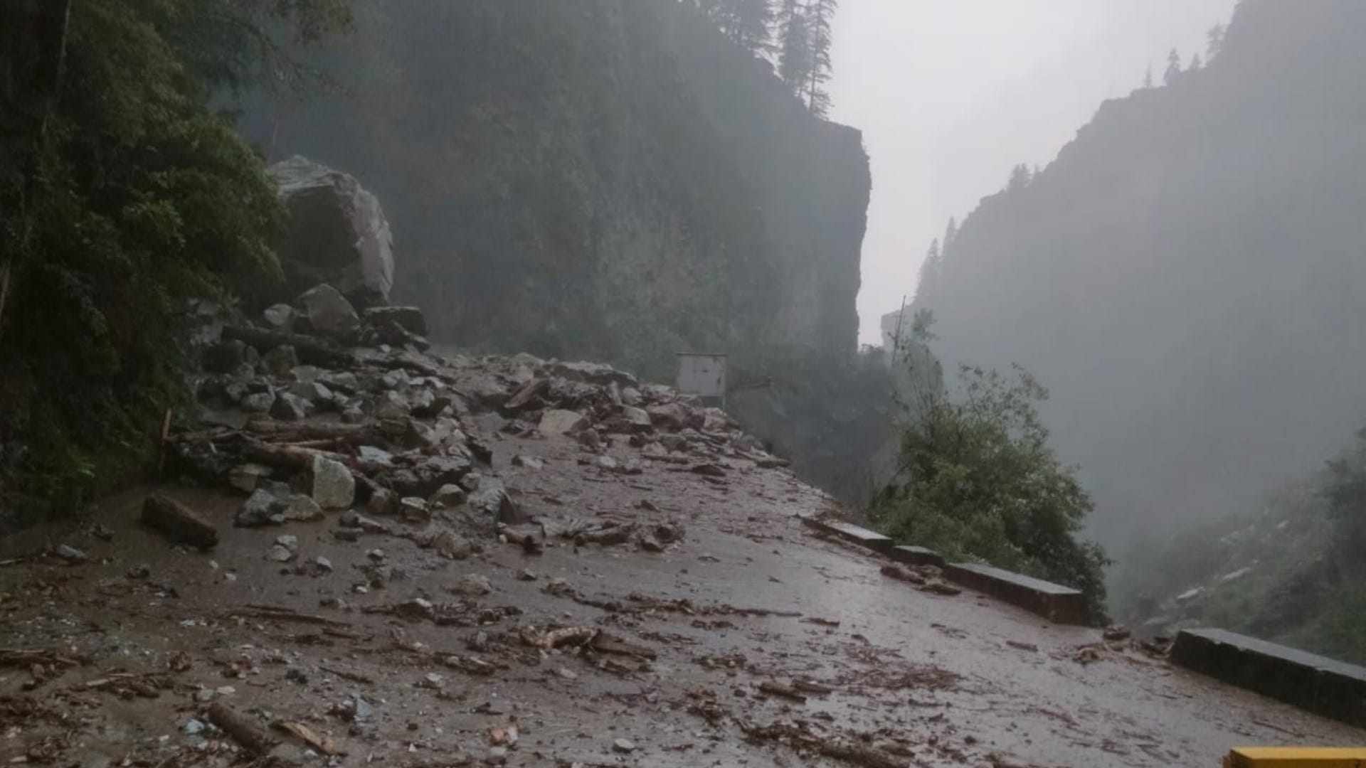 Cloudburst in Manikaran Kullu Flash Floods In Himachal Pradesh heavy rain orange alert