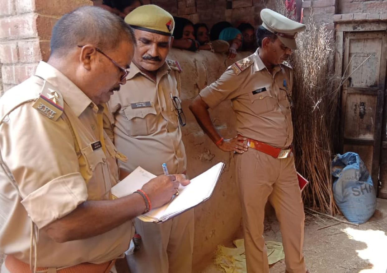 Kanpur Dehat : The body of a sweeper was found hanging inside the house in Mamuripur village.