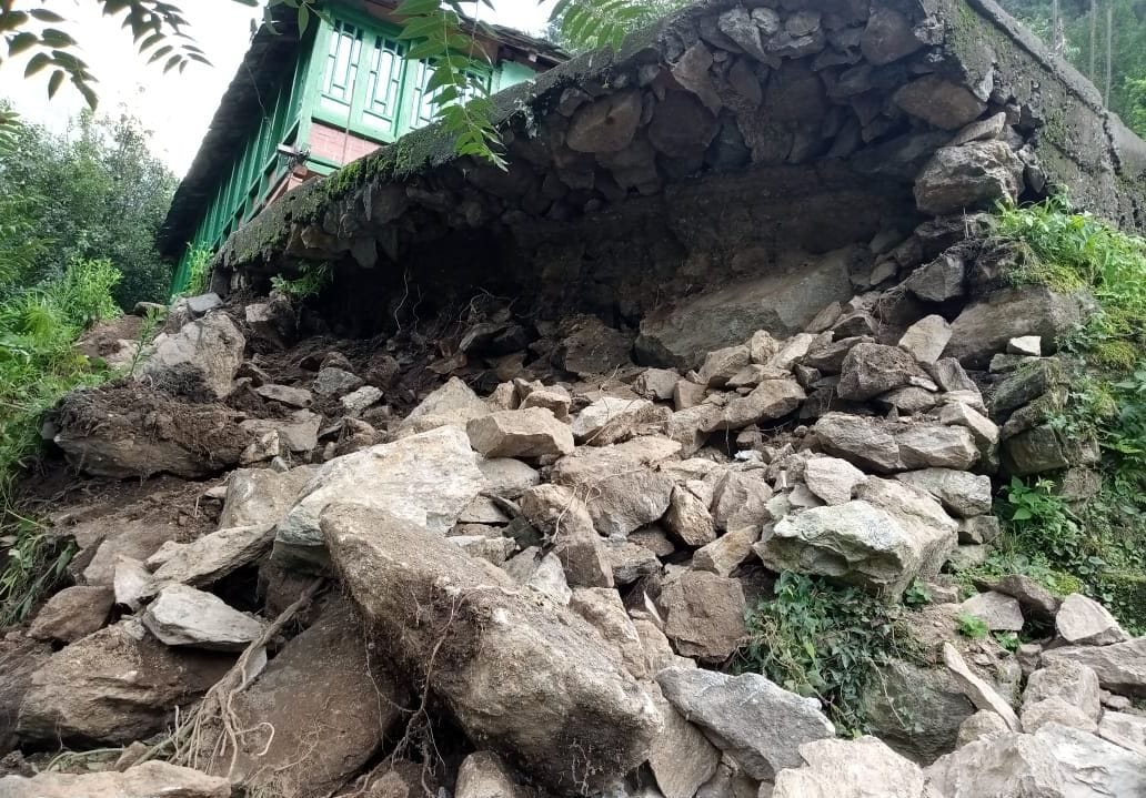 Rain in Sainj landed two cowsheds, cracks in the house