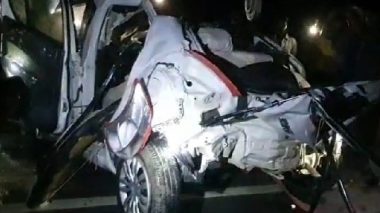Uncontrollable car fell into a ditch in Siddharthnagar of uttar pradesh
