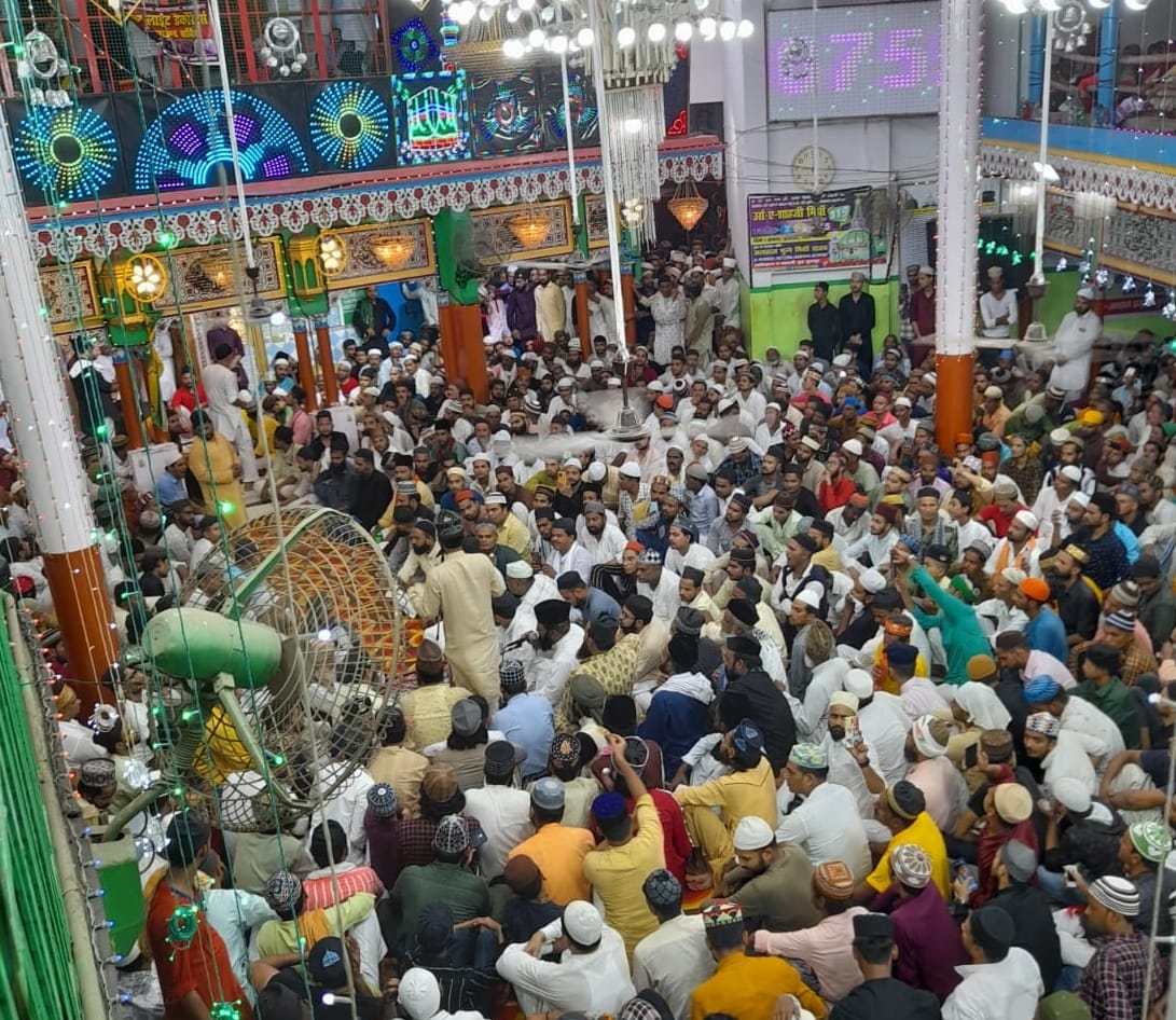 Thousands of hands raised in prayer, the message of love and brotherhood
