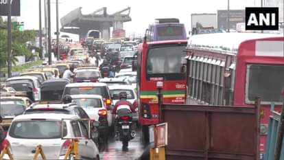 बुधवार को कई सड़कों पर जलजमाव होने से ट्रैफिक जाम हो गया