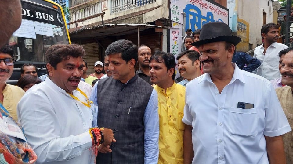 Indore News: Bhargava-Shukla arrived on the information of dispute, respecting each other and hugging, photos taken together