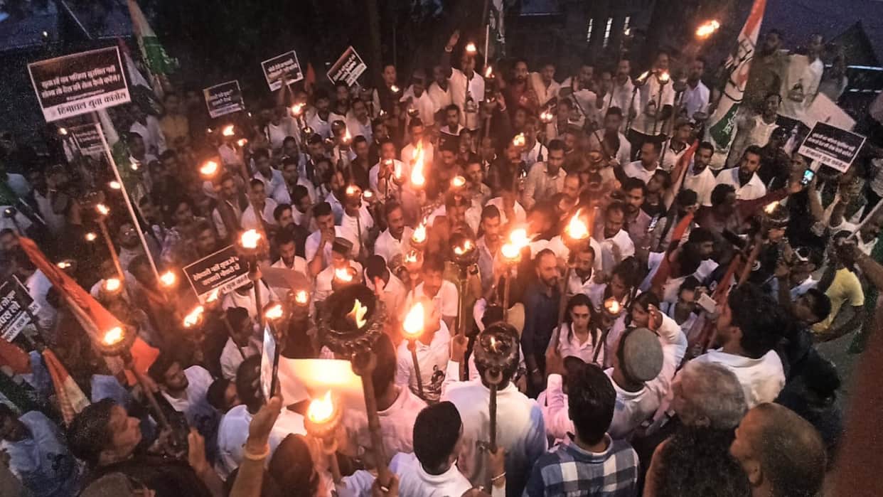 Youth Congress demonstrated by lighting torches against Agneepath scheme in Shimla