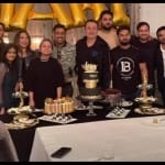 महेंद्र सिंह धोनी अपने दोस्तों के साथ जन्मदिन मनाते हुए