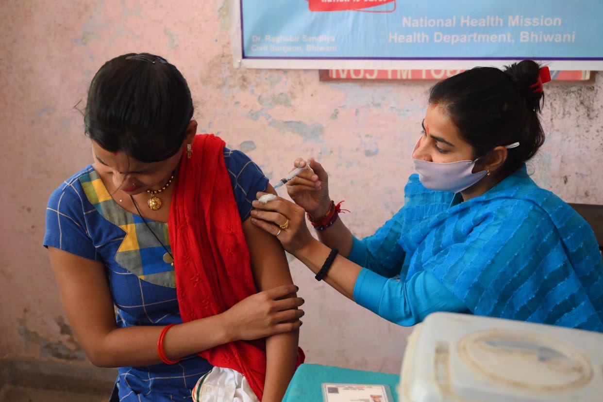 Take the protective cover of anti-coronavirus vaccine to prevent infection