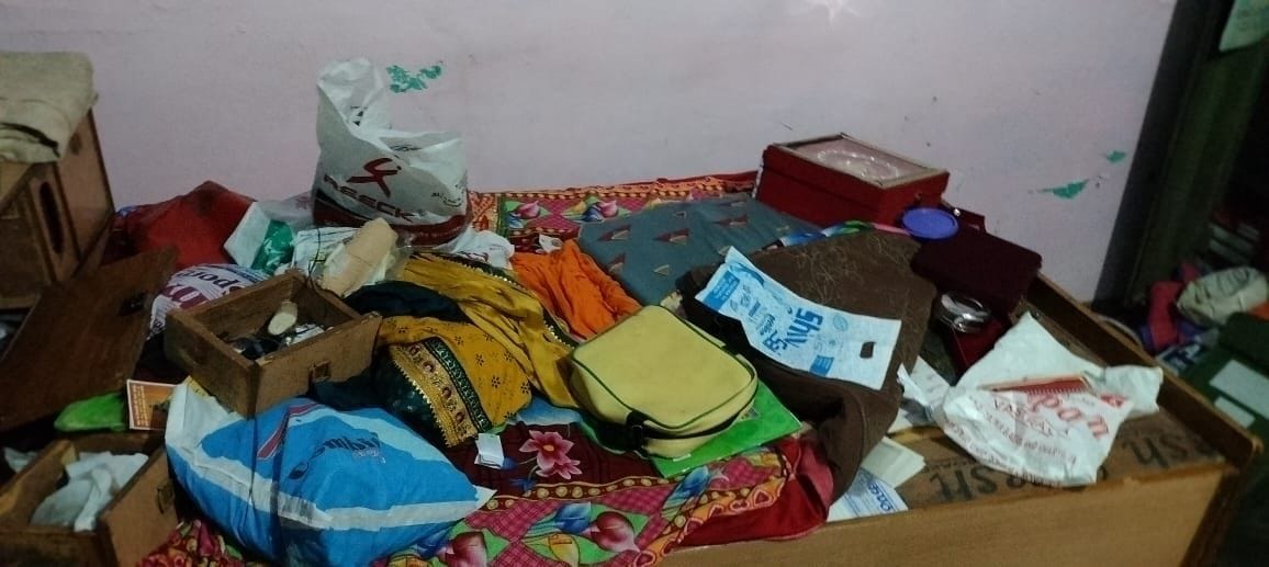 Jewelery and Rs 5 lakh stolen from advocate's house in Mandhana