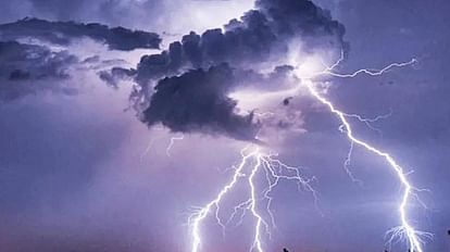 West Bengal: बंगाल में गरज-चमक के साथ हुई बारिश, बिजली गिरने से 14 लोगों की मौत Eight killed in lightning strikes in West Bengal latest news in hindi