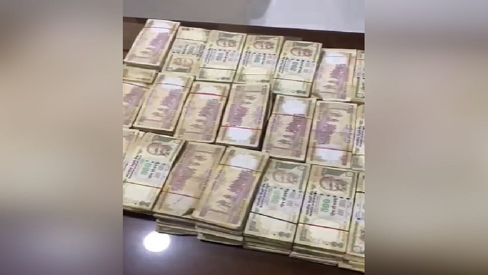 Police arrested two accused with old one thousand and five hundred notes of Rs 61.97 lakh from Laxmi Nagar area in Delhi.