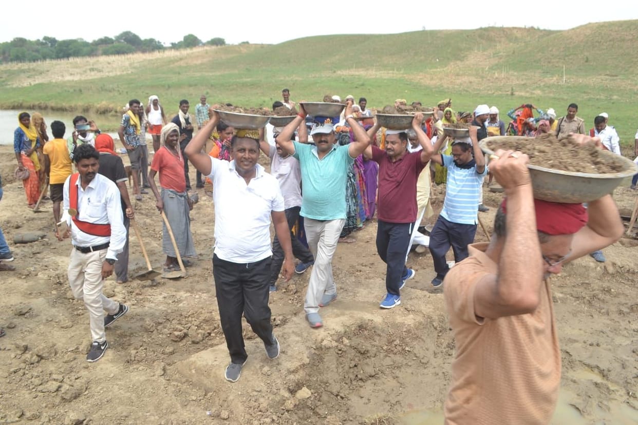 Banda: DM excavated in Chandrayal river, carried soil, three rivers, lakes renovated on Earth Day