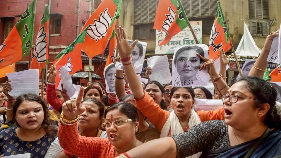 Mahua Moitra Tweets to File FIR against Kaali Poster Controversy Latest News in Hindi