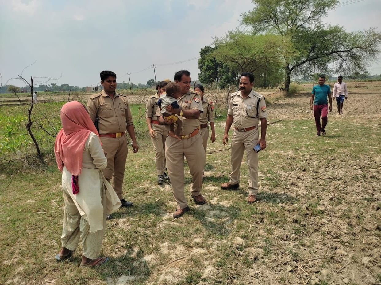 Kanpur dehat : Innocent sleeping with mother went missing from roof, police found in the field