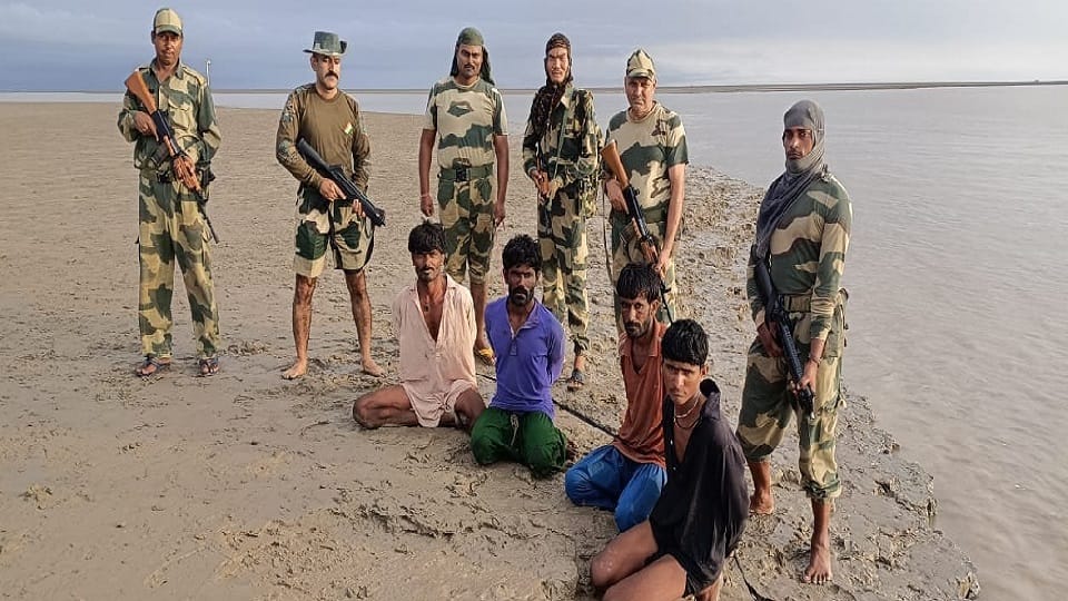 BSF apprehended 4 Pak fishermen and seized 10 Pak fishing boats from Harami Nalla