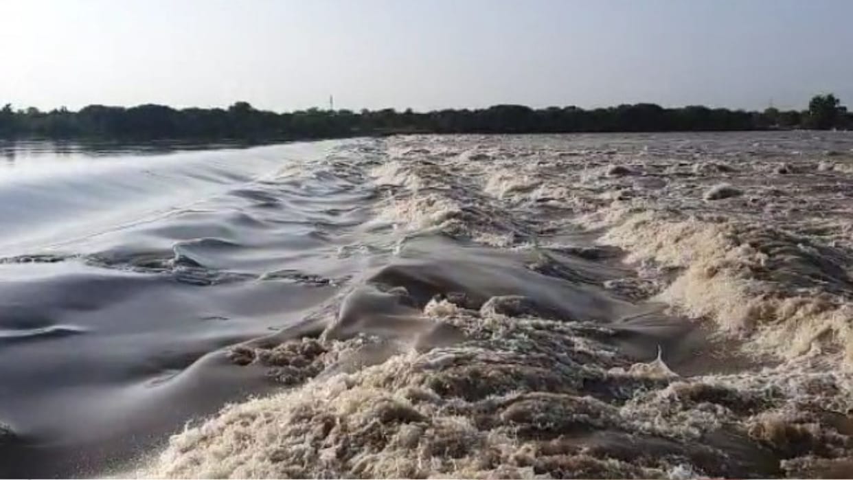 Two youths about to drowned while crossing the river in Chchindwara
