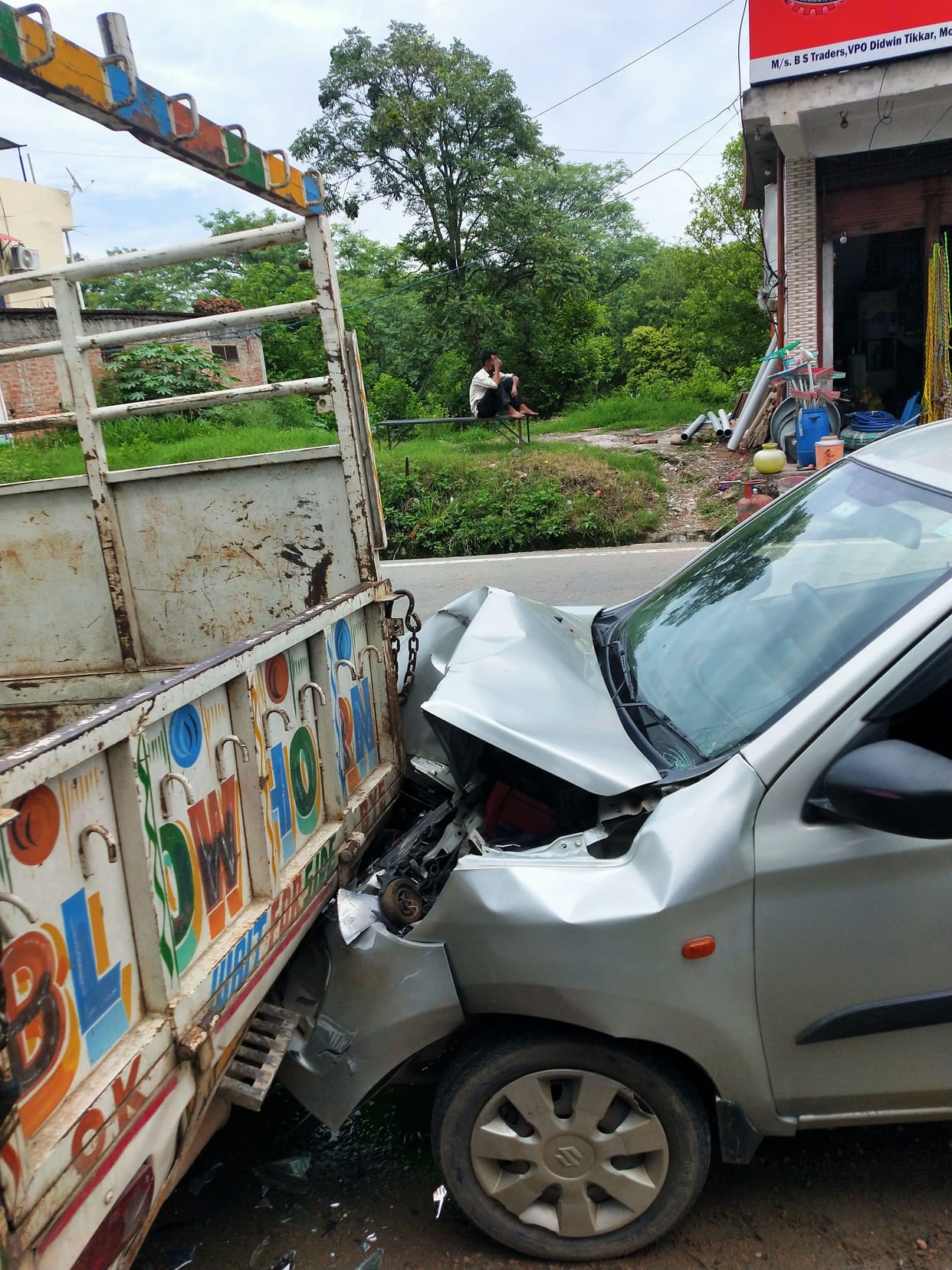 Car collided with a trolley standing on the side of the road, three vehicles damaged