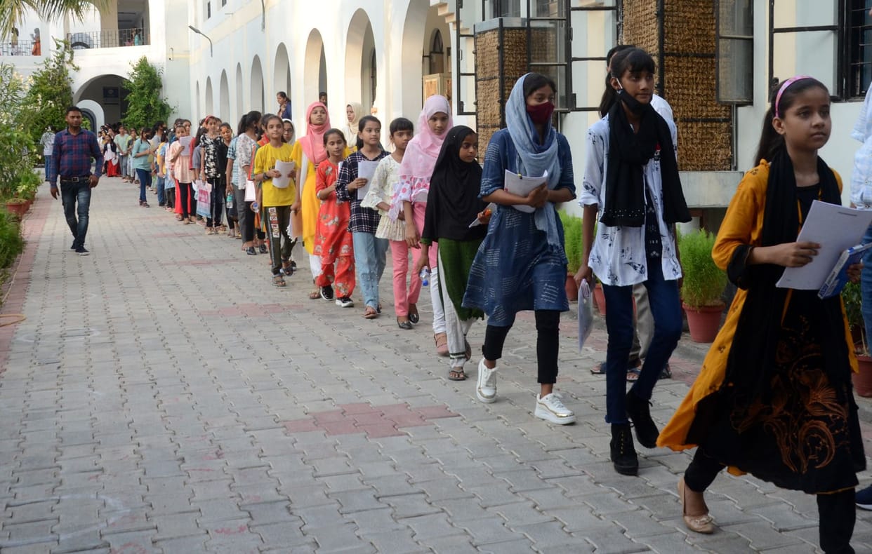 AMU: caught the candidate appearing in the entrance examination in the name of another