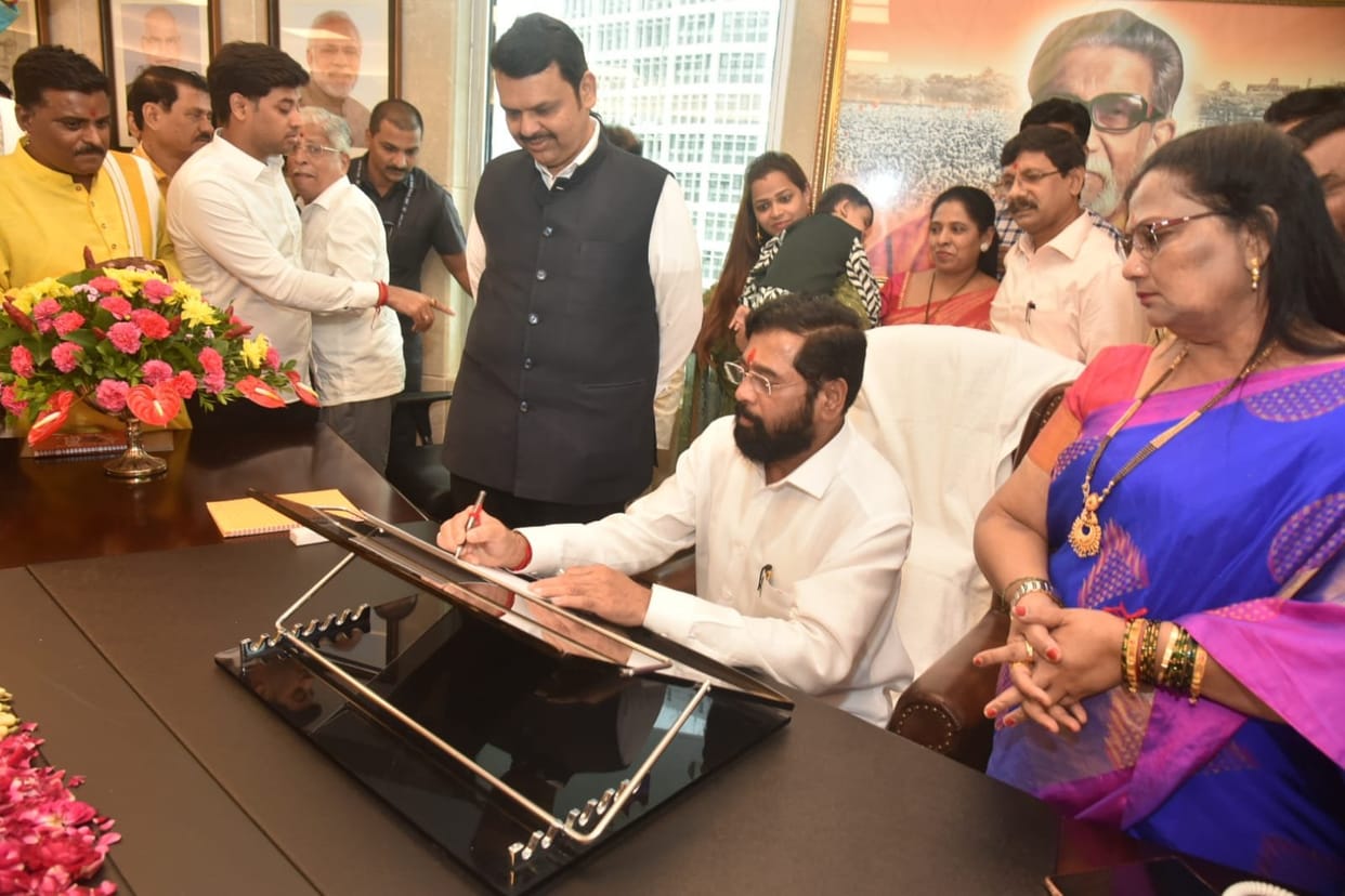 Maharashtra politics live update Maharashtra CM Eknath Shinde formally took charge of CMO and Former MP Anandrao Adsul quits as Shiv Sena leader