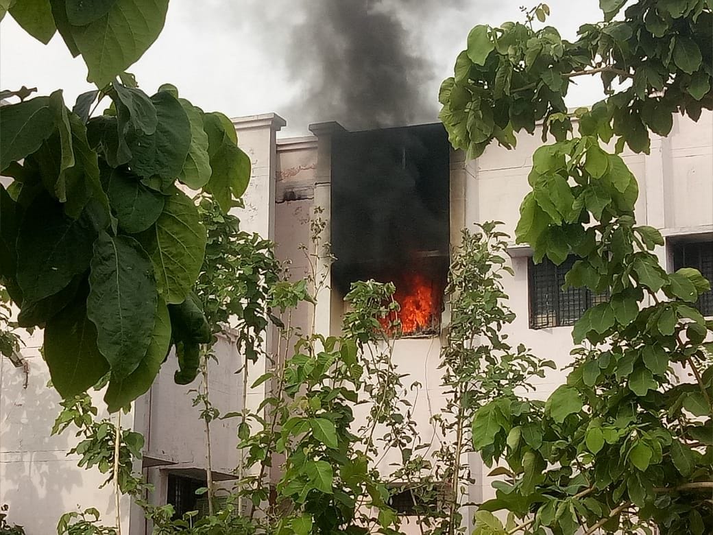 Chitrakoot: Fire, panic, doctors, patients, attendants ran away due to short circuit in CHC