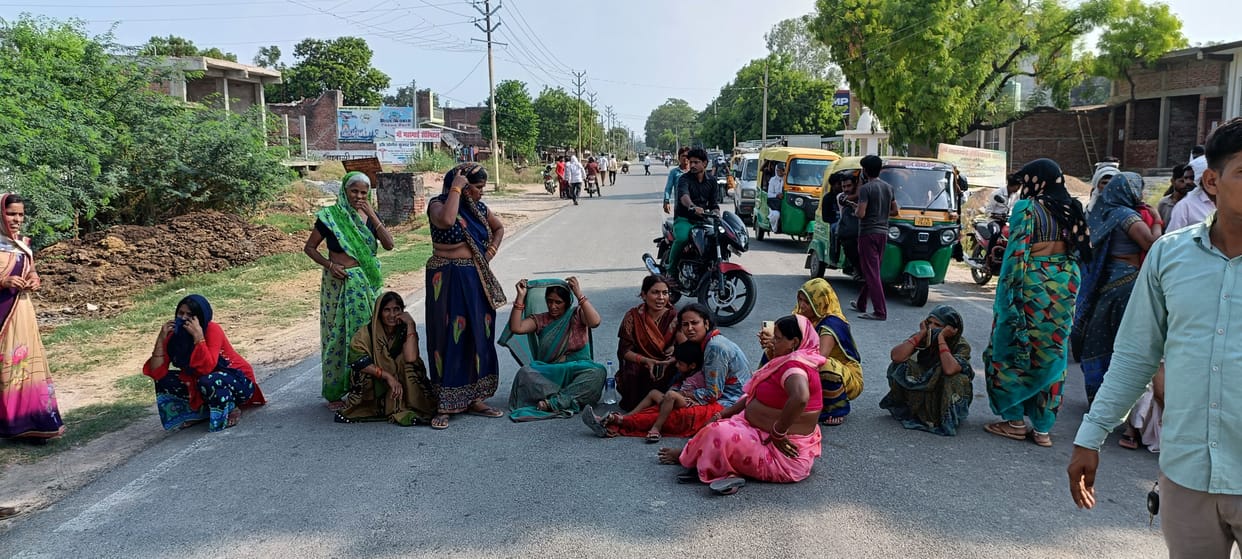 Auraiya: Angry companions and relatives surrounded XEN office by keeping the body of the lineman