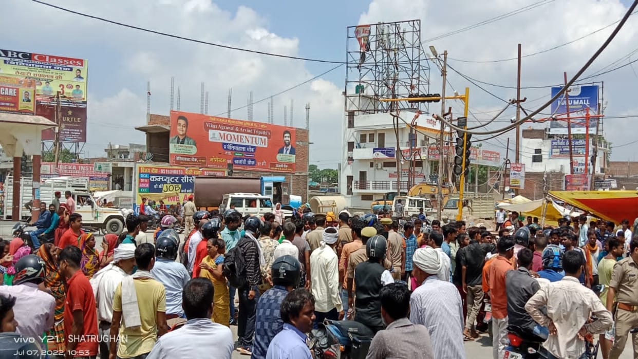 Youth dies in assault angry relatives gheraoed police post