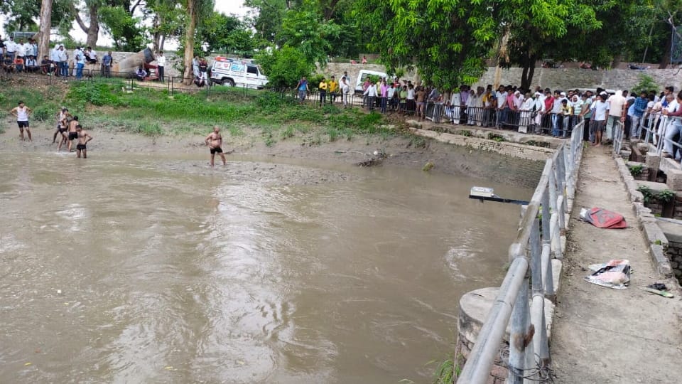Couple along with two children Drowned in Mahendragarh at Haryana