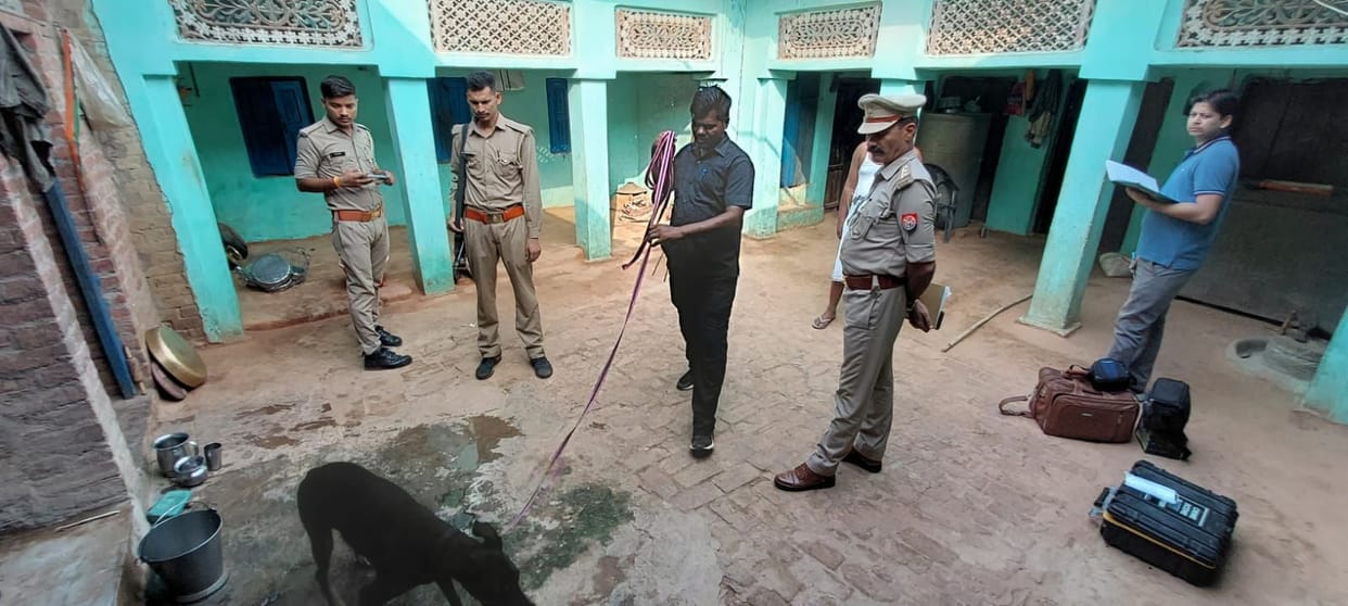 Kanpur Dehat : Family members sleeping at the farmer's house in Dayanatpur, thieves took 16 lakh goods