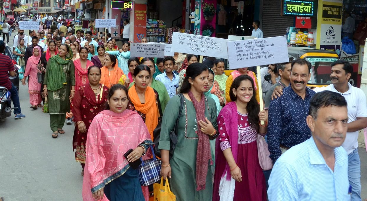 Panchayat representatives took out rally in support of Zilla Parishad Employees Union