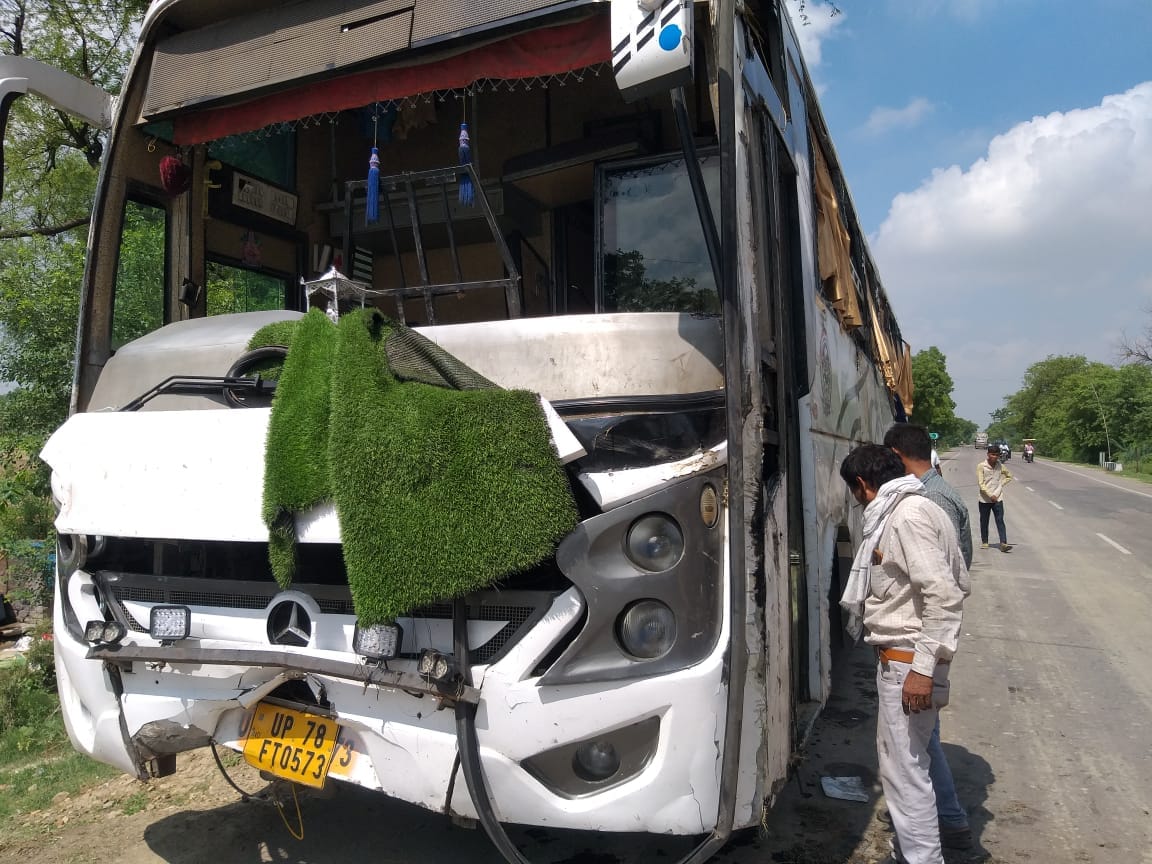 Bus coming from Delhi to Varanasi overturns in Jaunpur four passengers including couple injured,