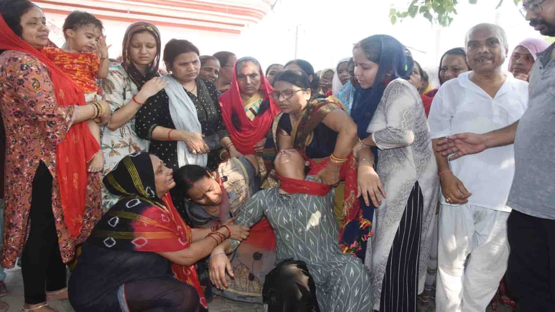 Four friends including brother-in-law, who died in an accident in Rajasthan, were cremated at Bhairoghat Kanpur