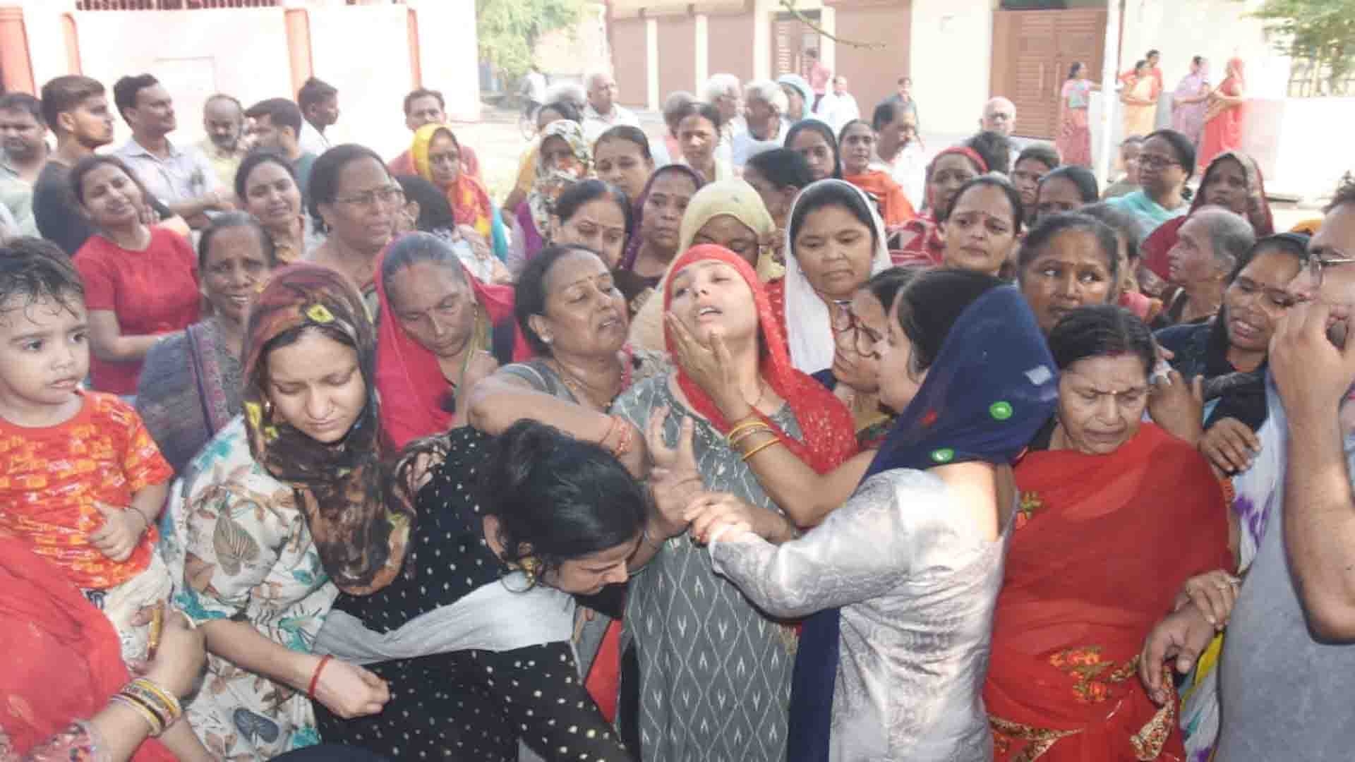 Four friends including brother-in-law, who died in an accident in Rajasthan, were cremated at Bhairoghat Kanpur