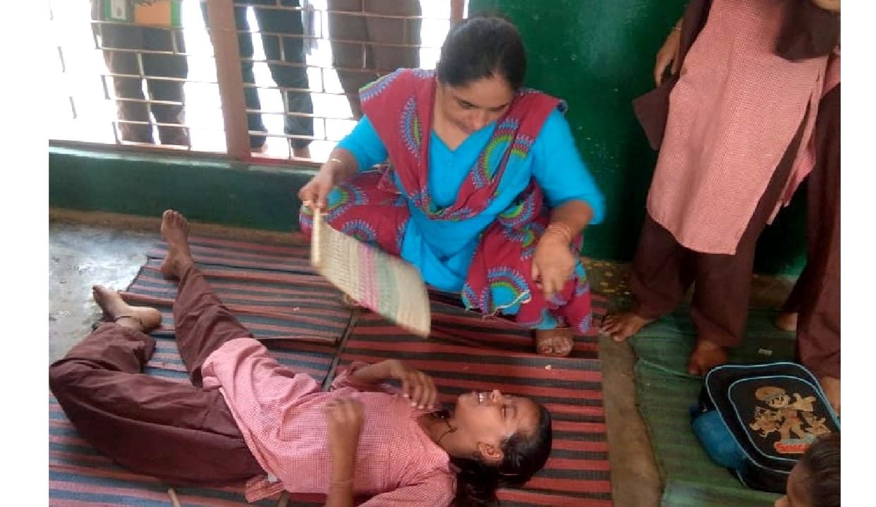 schoolgirl fainted due to disconnection of electricity connection in summer in etawah