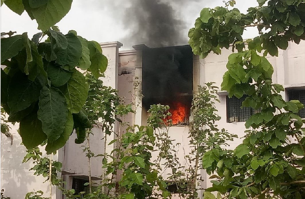 Fire broke out in CHC due to short circuit in Chitrakoot, fire brigade arrived after an hour, heavy damage estimated