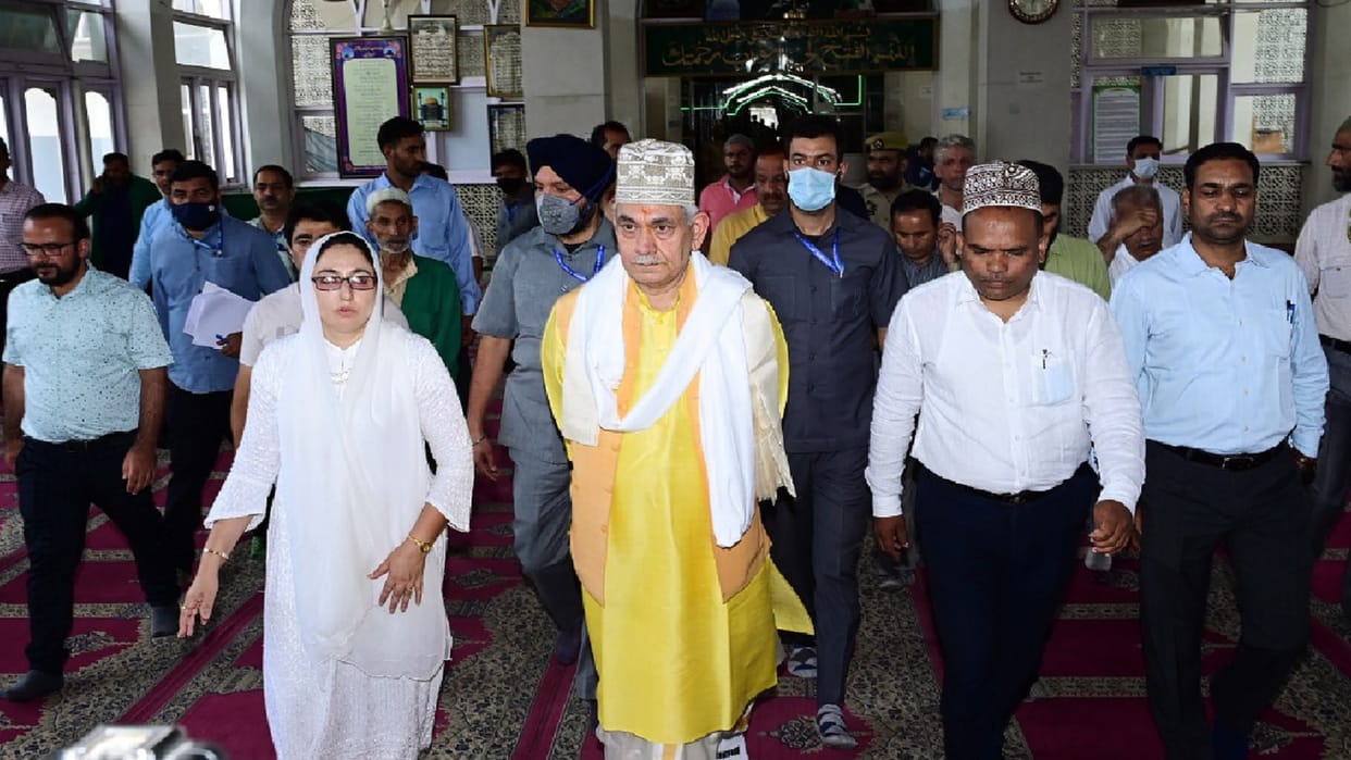 Lt Governor Sinha arrives in Hazratbal, takes stock of the preparations for Eid