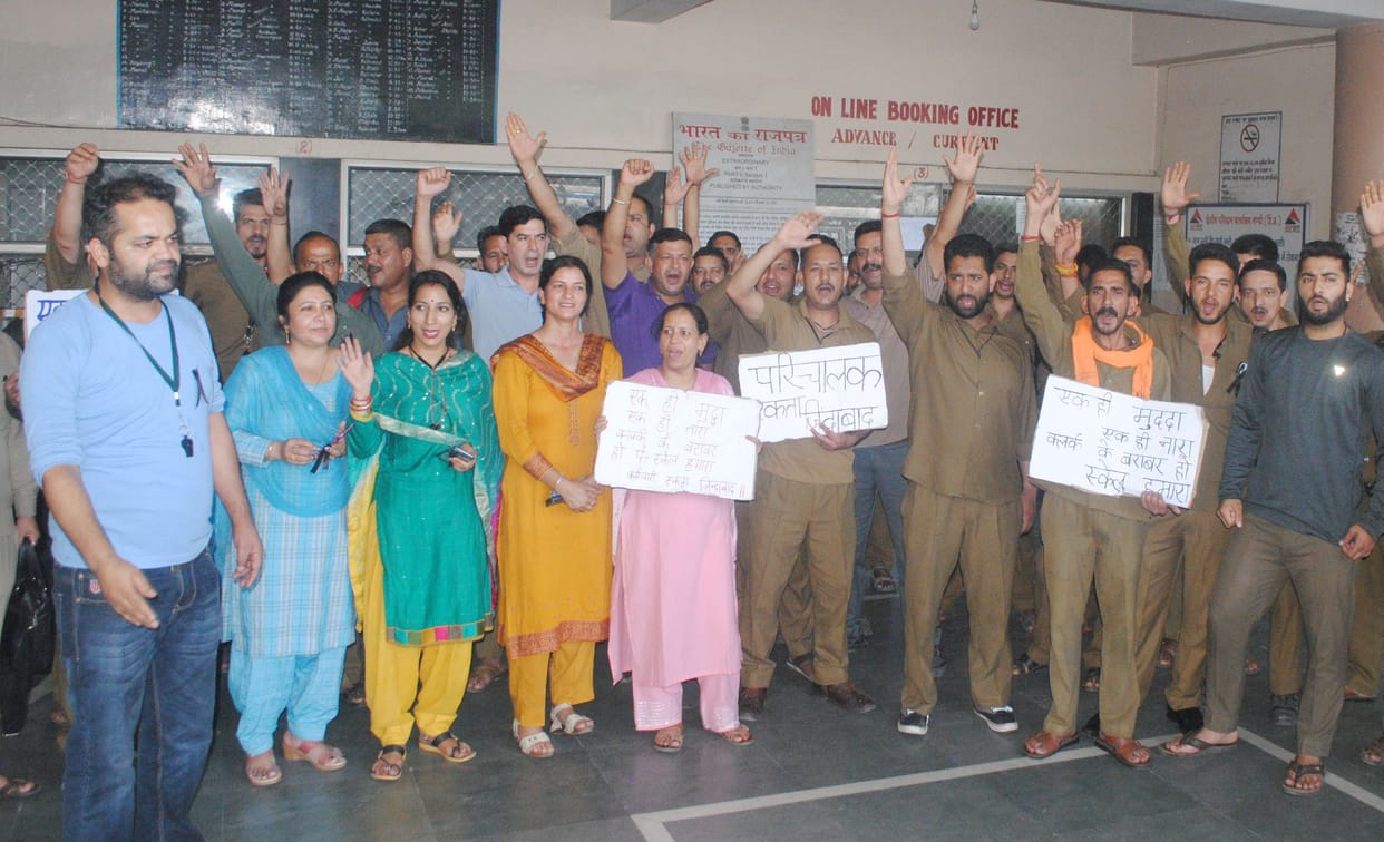Conductor union's demonstration continues for demands