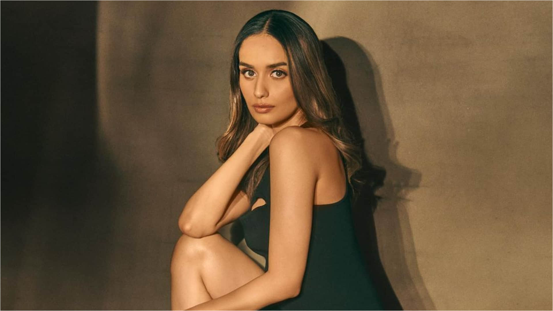 Samrat Prithviraj Actress Manushi Chhillar Stunning Look in White Dress News in Hindi