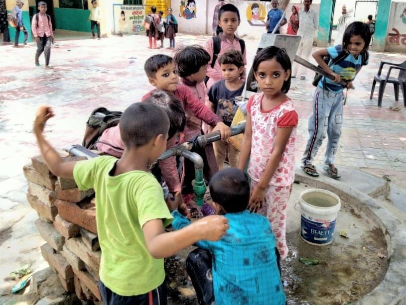 Kanpur Dehat : children drinking water amidst the possibility of current in hand pumps of 1925 council schools