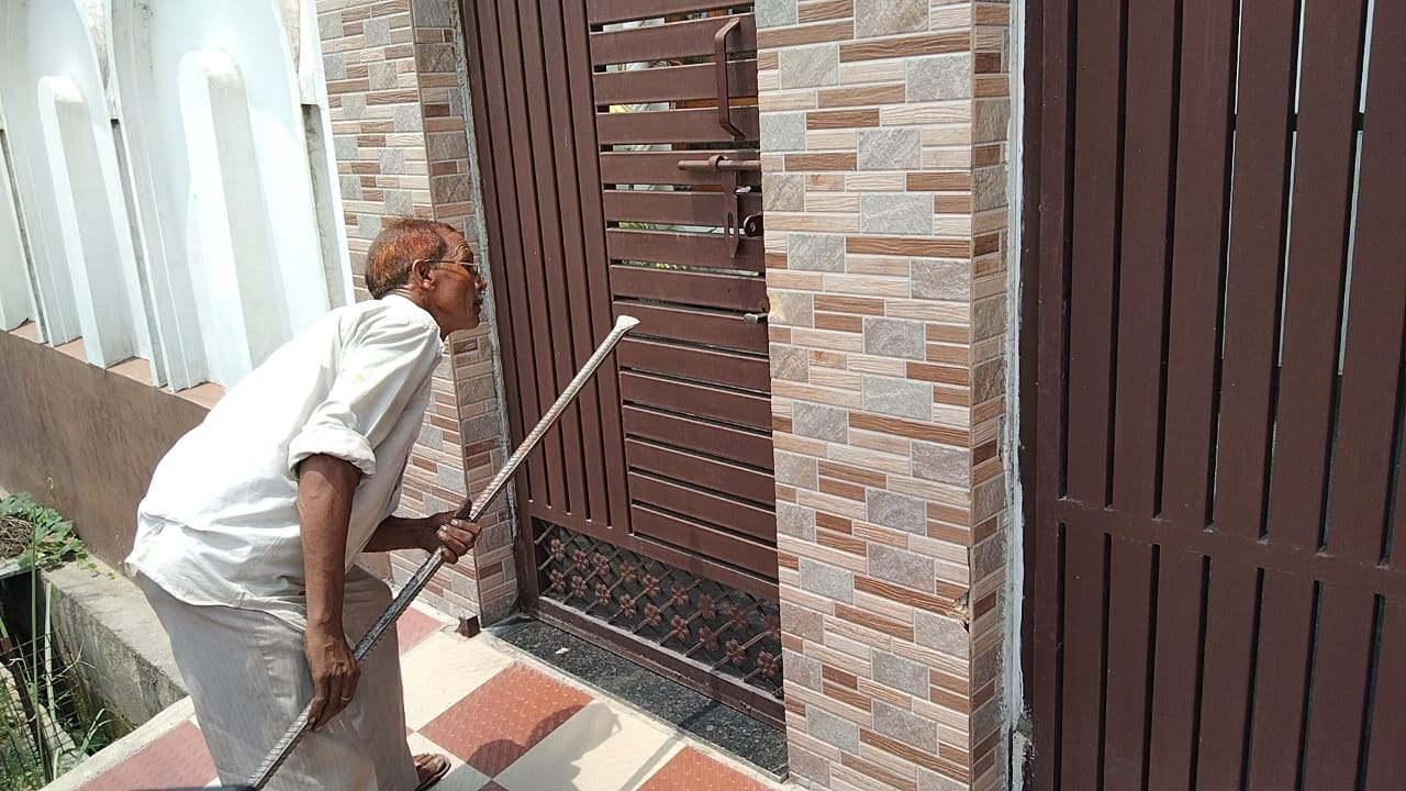 Meerut police have attached a house of five crore of Yash Pal Tomar see photos