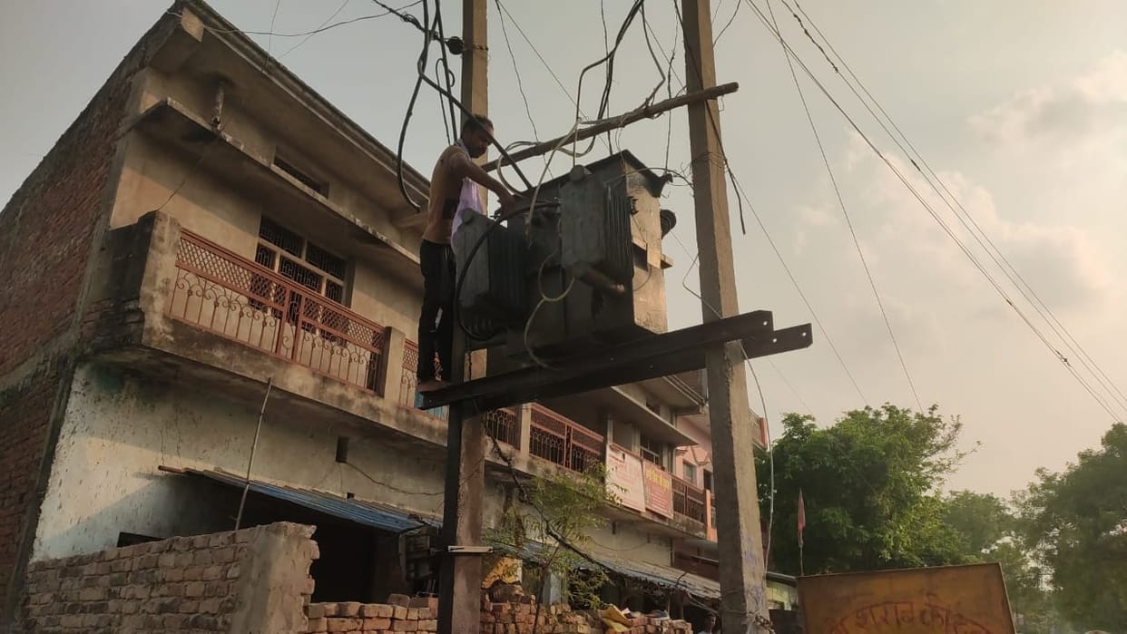 Outsourcing electricity workers working without safety equipment