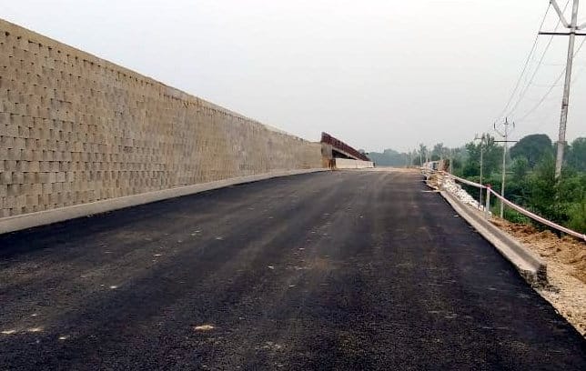 Service lane did not start due to high bypass in front of Tehsil