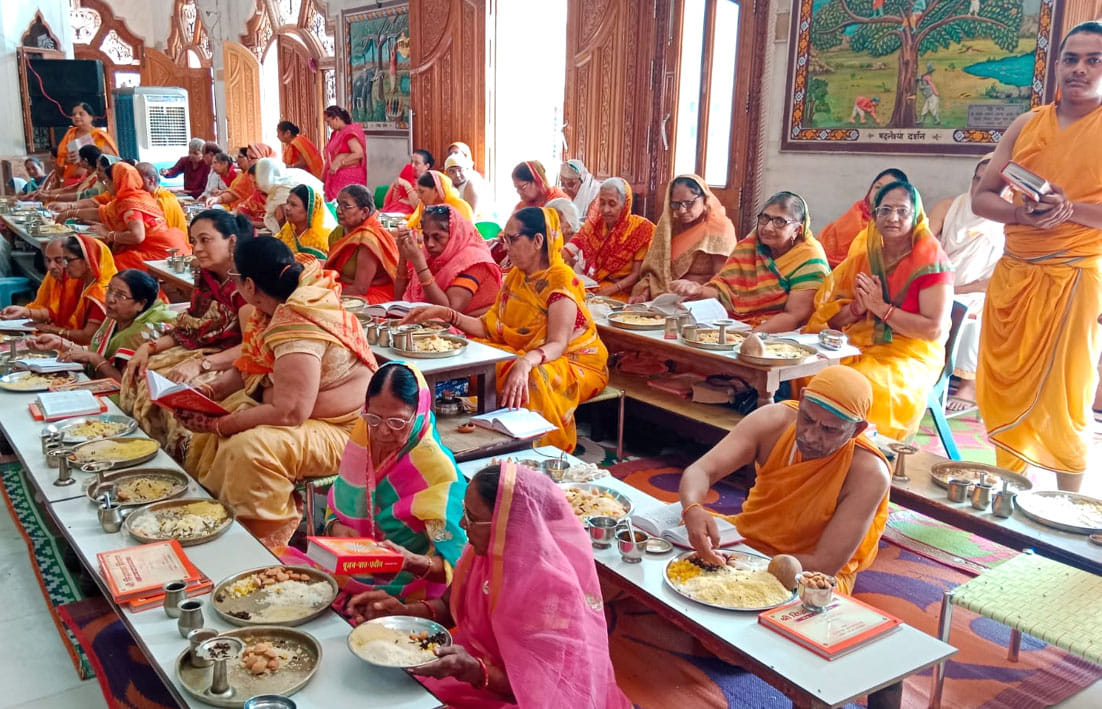 Devotees offer 16 Arghyas to Shreeji