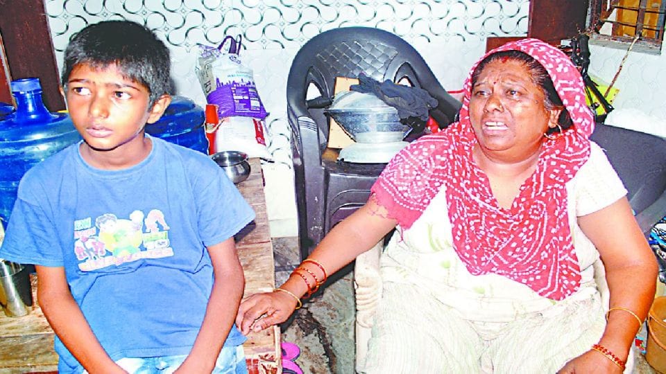 husband wife and daughter funeral suicide case in agra