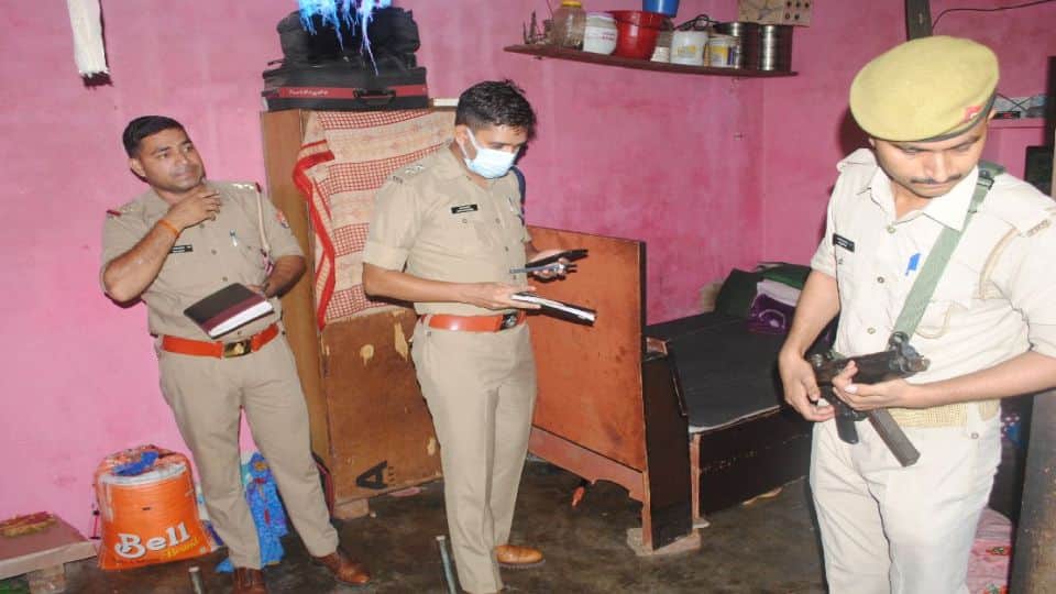 inside story of husband wife and daughter suicide case in agra