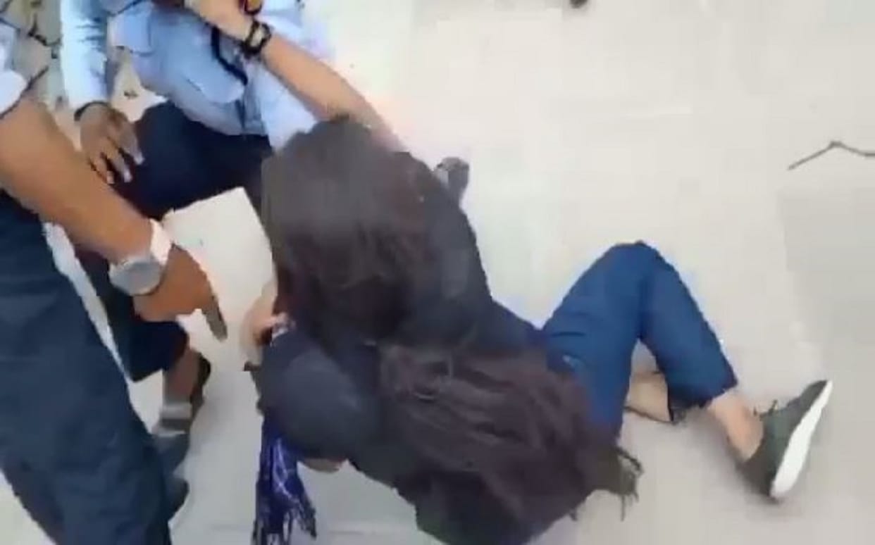 college girl student fight with lady security guard at namo ghat varanasi video viral in social media