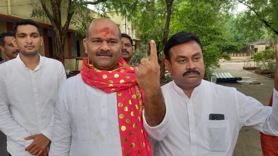 Ujjain News: Instruction of FIR against Ujjain mayoral candidate MLA Mahesh Parmar, collector also took action in Indore