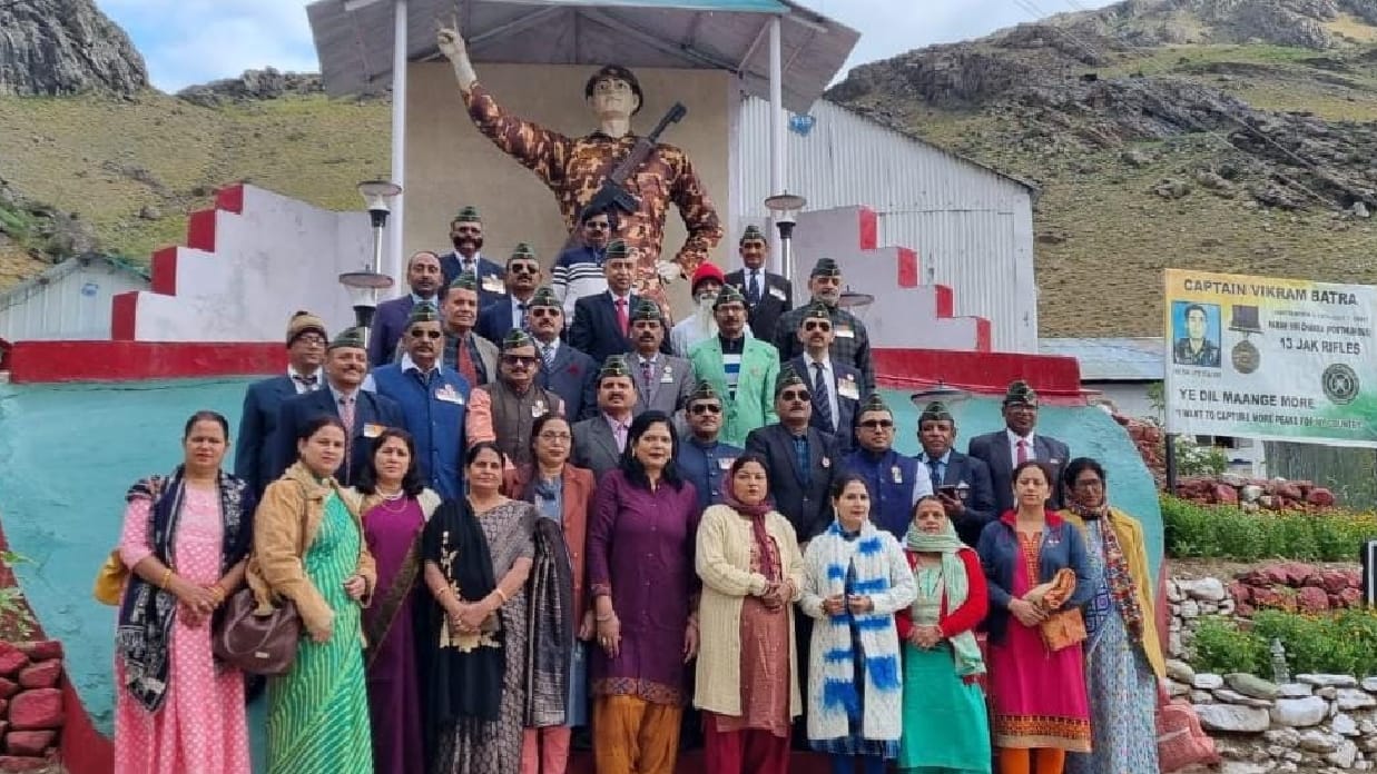 Tribute paid to Paramveer Vikram Batra on Martyrdom Day in Dras