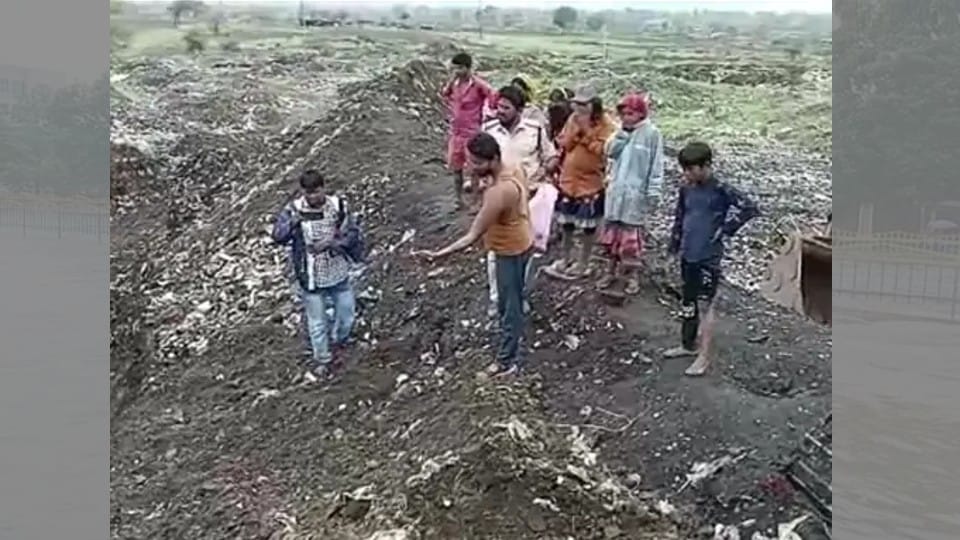 Ratlam: Unclaimed dead body buried in a pile of garbage, the relatives reached the police station searching for it, then it was revealed