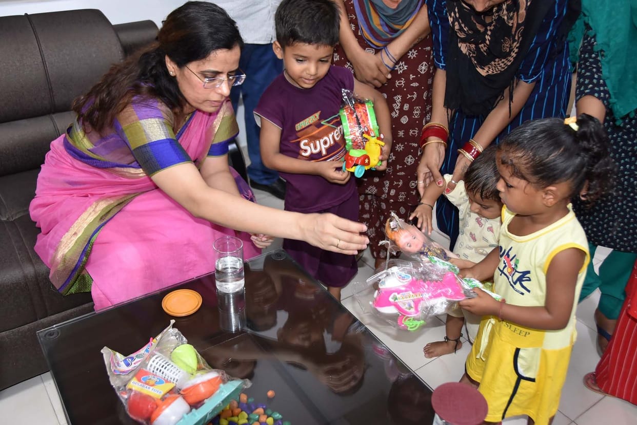 Distributed toys to children after inspecting the district jail