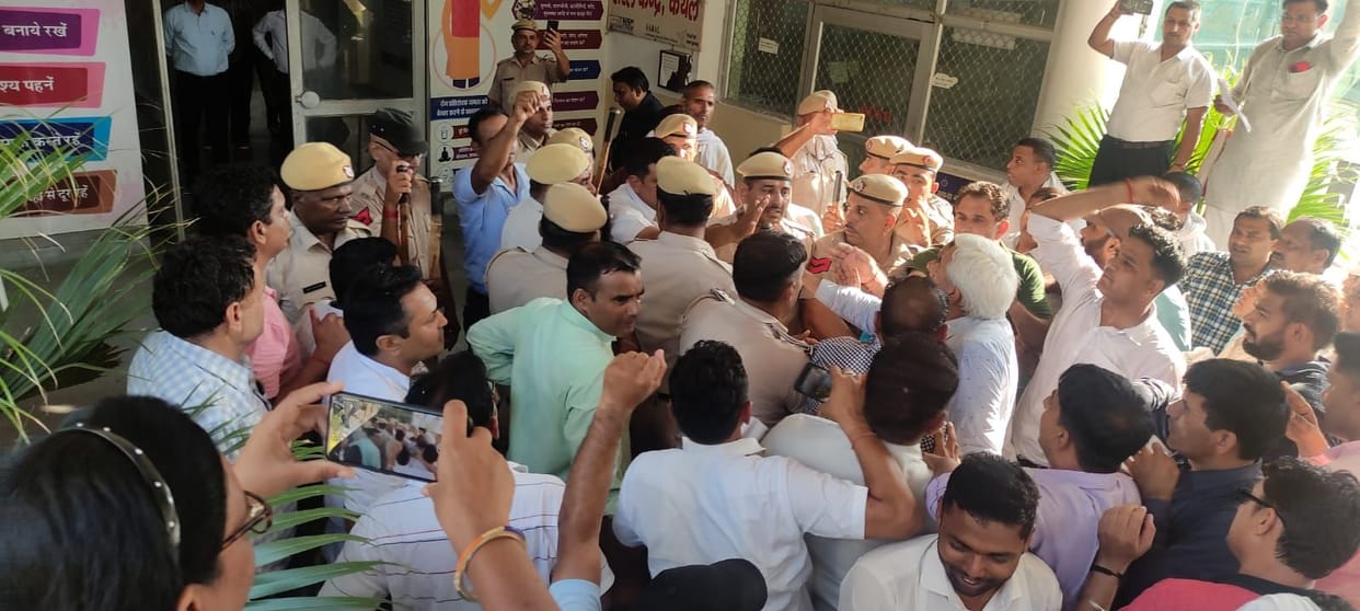 scuffle between teachers and police